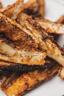 Sağlıklı yiyecekler. Ekmek kırıntılarında pişirilmiş lezzetli patlıcan. Yakın plan..