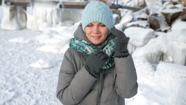Portrait of a frozen woman on a icy snowy shore — Stock Footage Portrait Frozen Woman Icy Snowy Shore Stock Footage