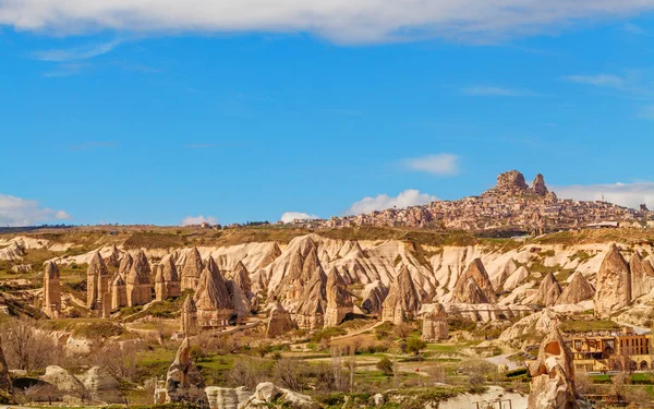 Casas de fadas penhascos de pedra e Uchisar fortaleza de pedra natural — Fotografia de Stock