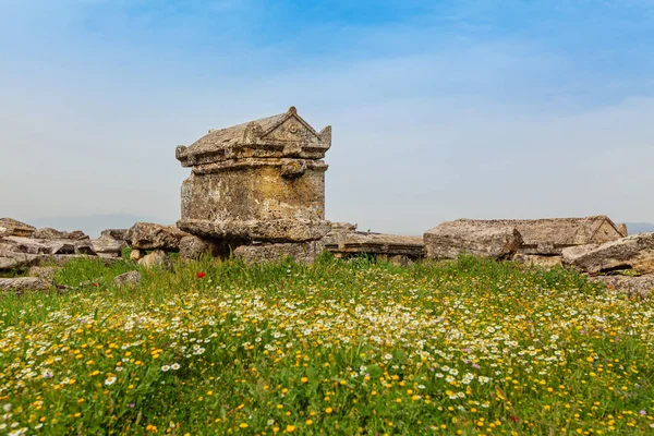 Руины древнего города, Иераполис рядом с Памуккале, Турция — стоковое фото
