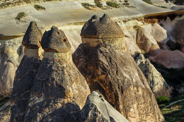 Cilindervormige Stenen Kliffen Grotwoningen Buurt Van Goreme Turkije — Stockfoto