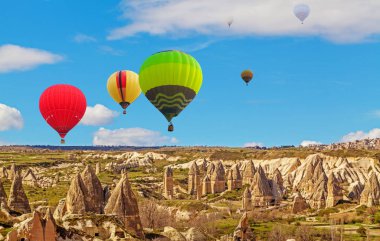 Sıcak hava baloons Kapadokya'da muhteşem taş kayalıkları üzerinde uçan
