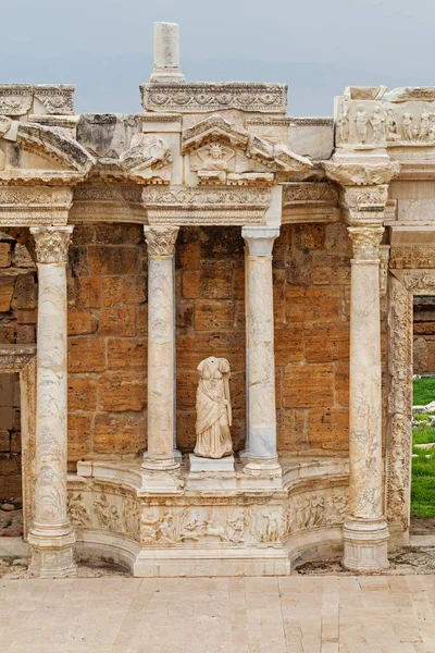 Antigo Teatro Greco-Romano na antiga cidade de Hierápolis, perto de Pamukkale, Turquia — Fotografia de Stock