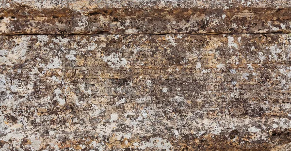 Piastra in pietra con iscrizioni nella città antica Hierapolis — Foto Stock