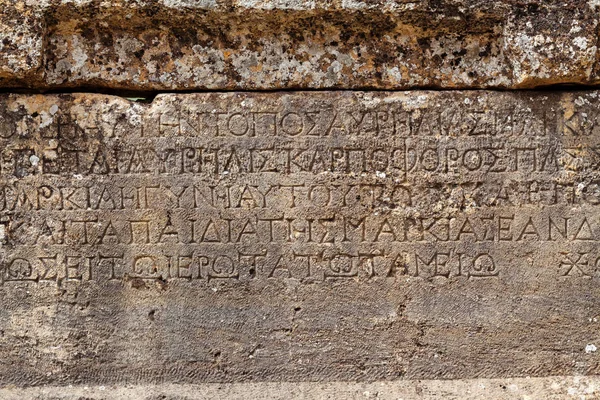 Placa de piedra con inscripciones en la antigua ciudad de Hierápolis — Foto de Stock