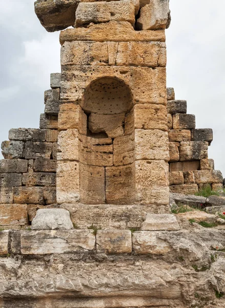 Ruinas de la antigua ciudad, Hierápolis cerca de Pamukkale, Turquía — Foto de Stock