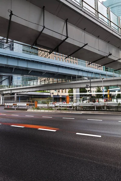 Moderne architectuur. Verhoogde snelwegen en wolkenkrabbers in Tokio. — Stockfoto