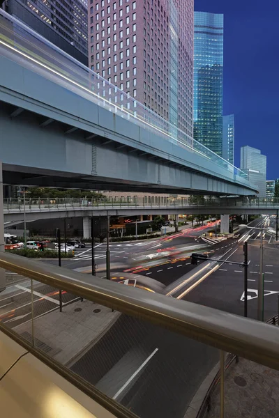 Modern arkitektur. Förhöjda motorvägar och skyskrapor i Tokyo. — Stockfoto