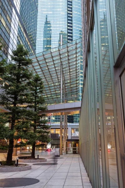 Modern arkitektur. Skyskrapor av stål och glas i Tokyo. — Stockfoto