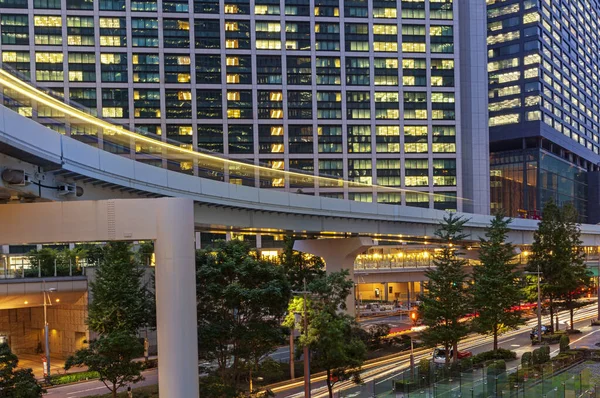 Moderne architectuur. Verhoogde snelwegen en wolkenkrabbers in Tokio. — Stockfoto