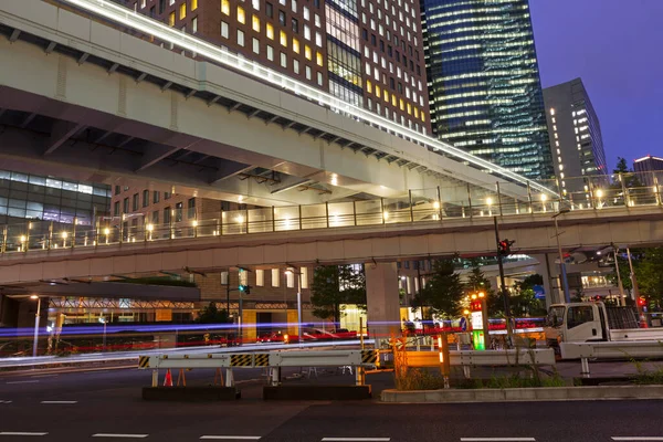 Moderne architectuur. Verhoogde snelwegen en wolkenkrabbers in Tokio. — Stockfoto