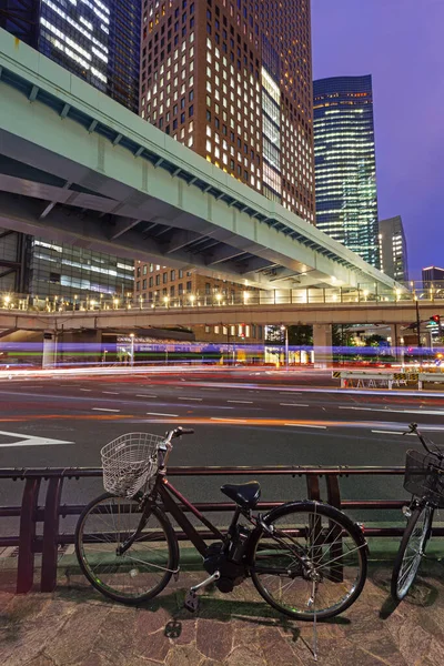 Modern arkitektur. Förhöjda motorvägar och skyskrapor i Tokyo. — Stockfoto