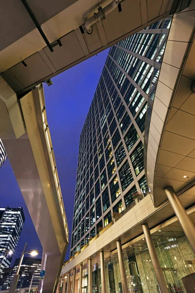 Modern arkitektur. Förhöjda motorvägar och skyskrapor i Tokyo. — Stockfoto
