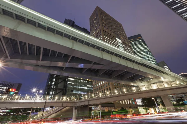 Modern arkitektur. Förhöjda motorvägar och skyskrapor i Tokyo. — Stockfoto