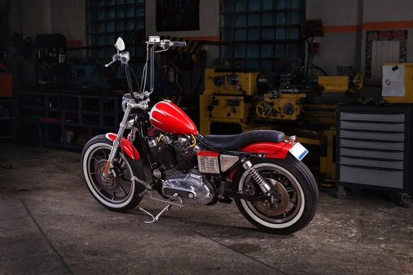 Custom chopper motorbike in an workshop garage. — Stock Photo, Image