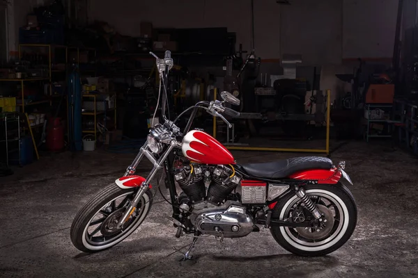 Custom chopper motorbike in an workshop garage. — Stock Photo, Image