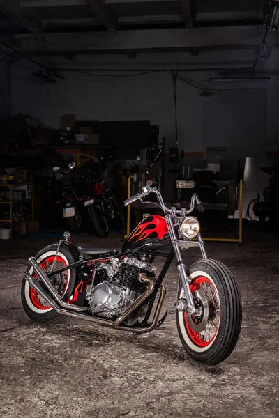 Custom bobber motorbike in an workshop garage. — Stock Photo, Image