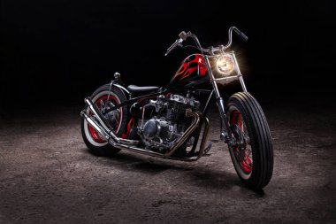 Bir tamirhanede özel bobber motosikleti..