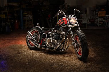 Bir tamirhanede özel bobber motosikleti..