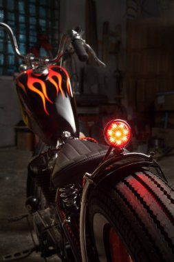 Bir tamirhanede özel bobber motosikleti..