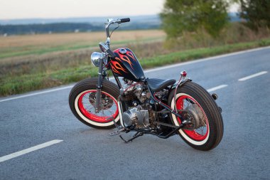 Yolda duran özel bobber motosikleti..