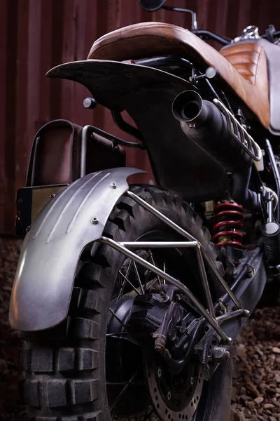 Personalizado scrambler moto em um fundo recipiente enferrujado. — Fotografia de Stock