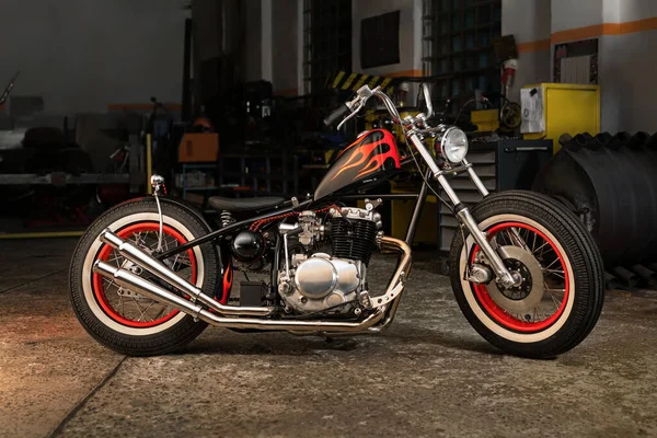 Moto bobber personalizzata in un garage officina. — Foto Stock