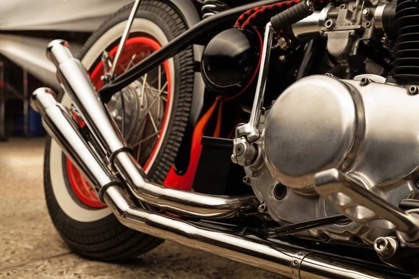 Moto bobber personalizzata in un garage officina. — Foto Stock