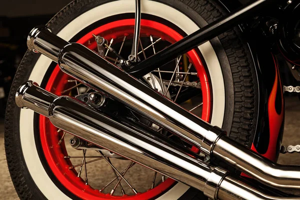 Moto bobber personnalisée dans un garage d'atelier. — Photo