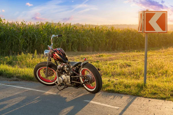 Custom bobber motorbike standing on a road. — Stock Photo, Image