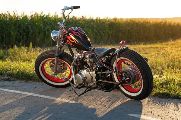 Egyéni bobber motorkerékpár áll az úton. — Stock Fotó