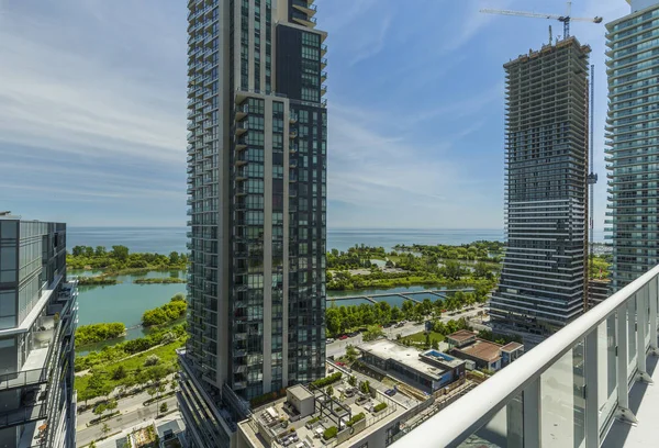 Downtown Toronto Ontario Gölü'ndeki kıyı üzerinde konut binalarında — Stok fotoğraf