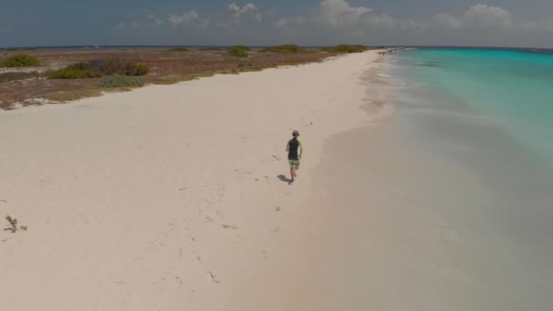 Chico corriendo en la isla Klein Curacao. Disparos con drones — Vídeo de stock
