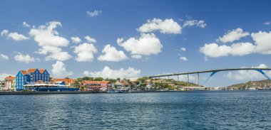 Willemstad şehir merkezinin manzarası. Curacao,