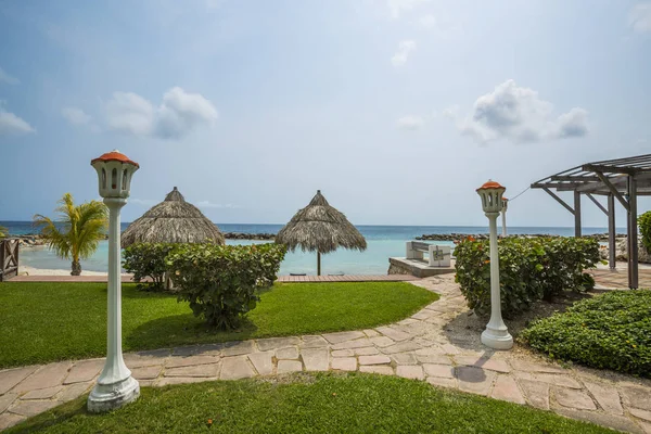 Bunte Resort-Eigentumswohnungen mit Palmen — Stockfoto
