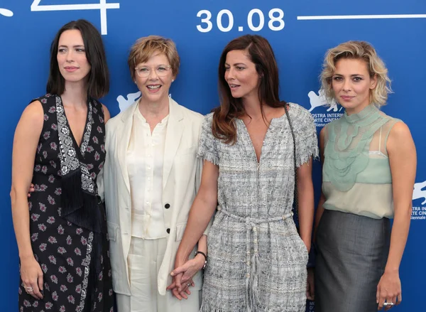 在2017年8月30日于意大利举行的第74届威尼斯电影节上 Rebecca Hall Annette Bening主席 Anna Mouglalis和Jasmine Trinca成员出席了陪审团的 第74届威尼斯电影节 — 图库照片