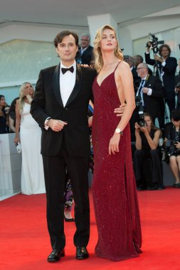 Matteo Ceccarini, Eva Riccobono, 30 Ağustos 2017 'de İtalya' da düzenlenen 44. Venedik Film Festivali 'nde küçülme ve açılış töreninde.