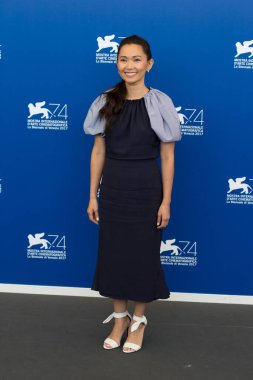 Hong Chau, 30 Ağustos 2017 'de İtalya' da düzenlenen 74. Venedik Film Festivali 'ndeki küçültme fotoğraf çekiminde.