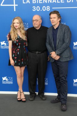 Amanda Seyfried, Ethan Hawke, Paul Schrader 31 Ağustos 2017 'de İtalya' da düzenlenen 74. Venedik Film Festivali 'nde