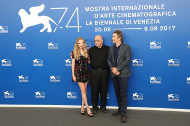 Amanda Seyfried, Ethan Hawke, Paul Schrader 31 Ağustos 2017 'de İtalya' da düzenlenen 74. Venedik Film Festivali 'nde