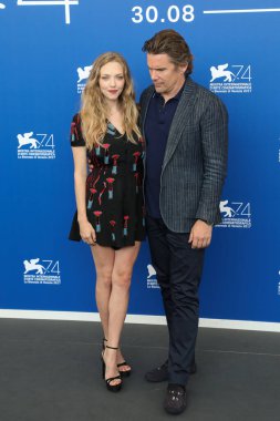 Amanda Seyfried, Ethan Hawke 31 Ağustos 2017 'de İtalya' da düzenlenen 74. Venedik Film Festivali 'nde