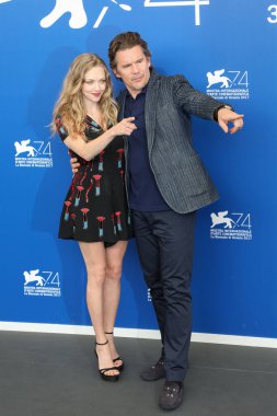 Amanda Seyfried, Ethan Hawke 31 Ağustos 2017 'de İtalya' da düzenlenen 74. Venedik Film Festivali 'nde