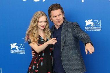 Amanda Seyfried, Ethan Hawke 31 Ağustos 2017 'de İtalya' da düzenlenen 74. Venedik Film Festivali 'nde