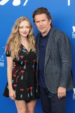 Amanda Seyfried, Ethan Hawke 31 Ağustos 2017 'de İtalya' da düzenlenen 74. Venedik Film Festivali 'nde