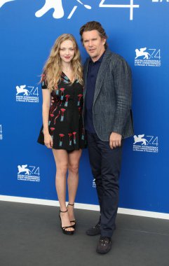 Amanda Seyfried, Ethan Hawke 31 Ağustos 2017 'de İtalya' da düzenlenen 74. Venedik Film Festivali 'nde