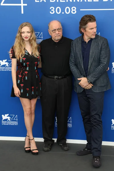 Amanda Seyfried, Ethan Hawke, Paul Schrader 31 Ağustos 2017 'de İtalya' da düzenlenen 74. Venedik Film Festivali 'nde