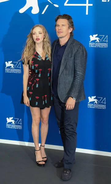 Amanda Seyfried, Ethan Hawke 31 Ağustos 2017 'de İtalya' da düzenlenen 74. Venedik Film Festivali 'nde