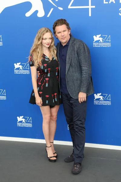 Amanda Seyfried, Ethan Hawke 31 Ağustos 2017 'de İtalya' da düzenlenen 74. Venedik Film Festivali 'nde