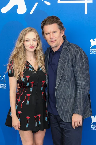 Amanda Seyfried, Ethan Hawke 31 Ağustos 2017 'de İtalya' da düzenlenen 74. Venedik Film Festivali 'nde