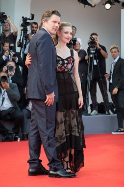 Ethan Hawke, Amanda, Seyfried 31 Ağustos 2017 'de İtalya' da düzenlenen 74. Venedik Film Festivali 'nde